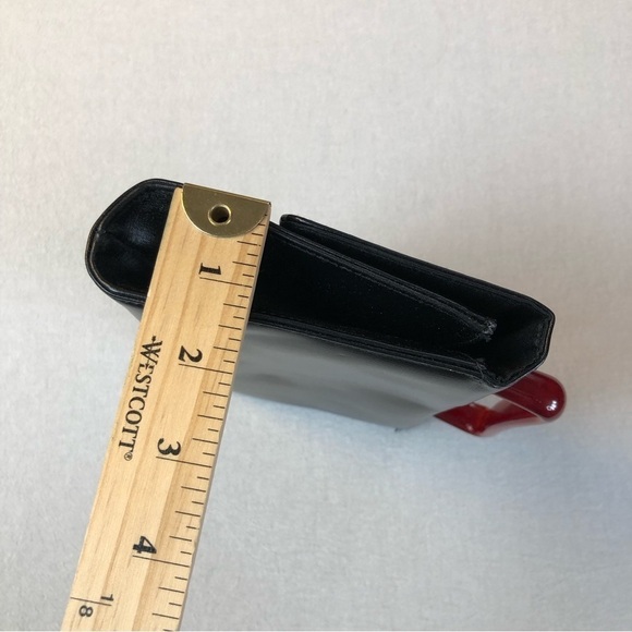 Vintage black faux leather handbag with red Bakelite handle and buckle - Picture 11 of 12